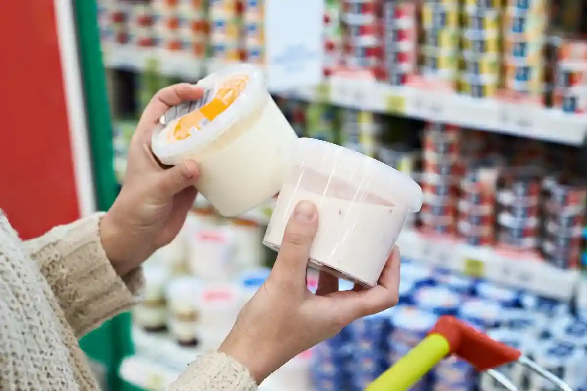 В скором времени потребителям впервые придется заплатить более 30 центов за самый дешевый йогурт. Фото: Sergey Ryzhov / Shutterstock.com