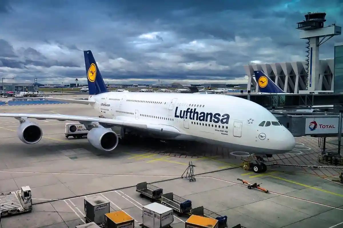 Авиакомпании Lufthansa и Emirates уже повысили свои цены. Фото: Pixabay / Pexels.