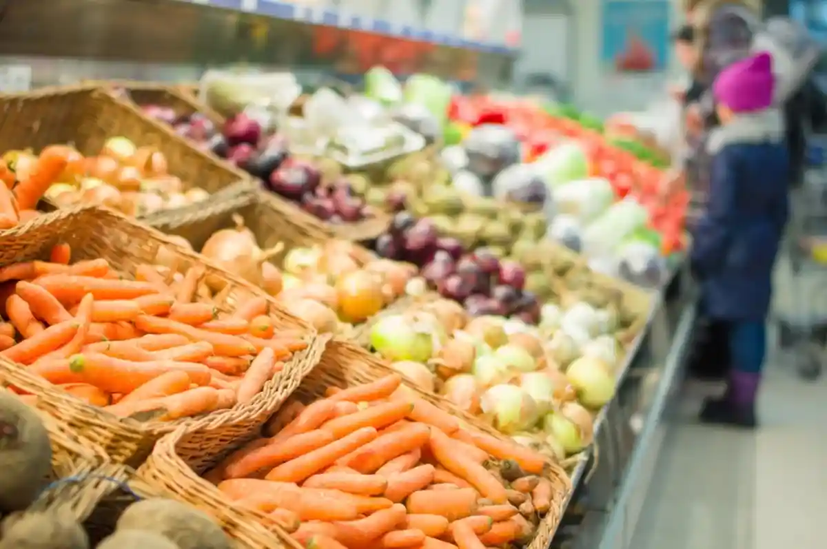 Один из лайфхаков, как сэкономить на продуктах: покупайте сезонные овощи. Фото: Andrey Burstein / Shutterstock.com
