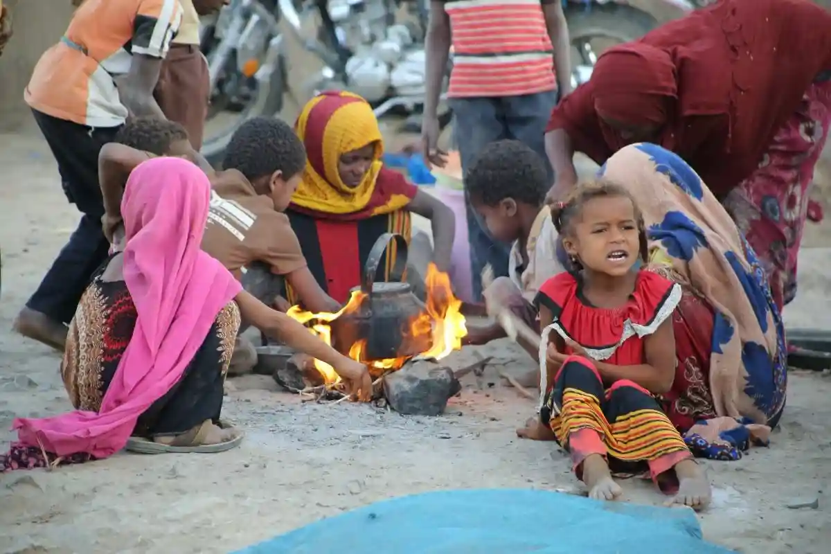 Девочка в лагере для перемещенных лиц в Таизе, Йемен. Фото: akramalrasny / shutterstock.com