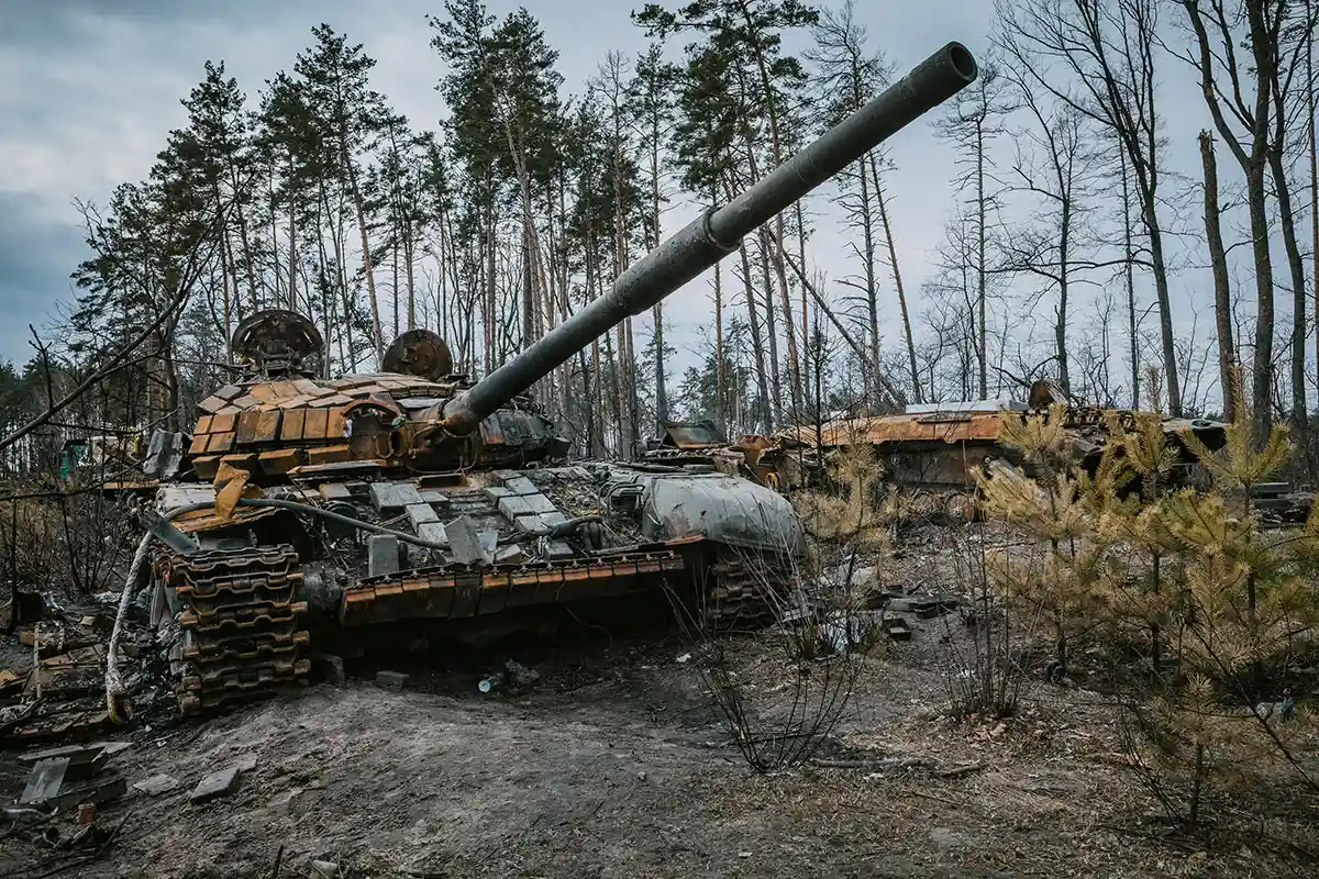 Российский танк Т-72, подбитый украинской армией возле Киева. Фото: shutterstock.com