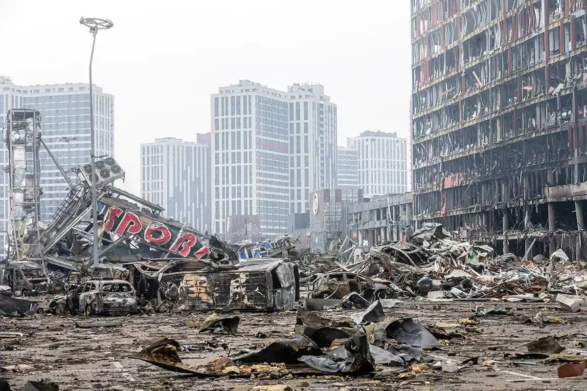 Киев. Разрушенный ракетной атакой торговый центр. Фото: shutterstock.com