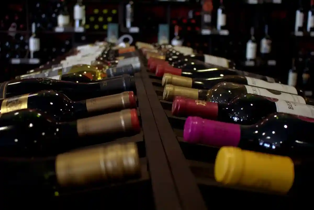 LaVida Wine Club Weinbar & Weinhandel: широкий ассортимент вин. Фото: gusaap / pixabay.com