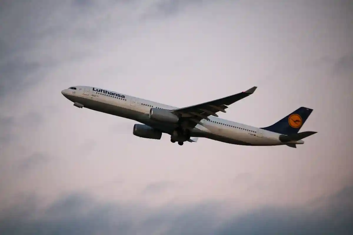 Lufthansa отменяет все рейсы. Фото: Matt Boucher/Unsplash