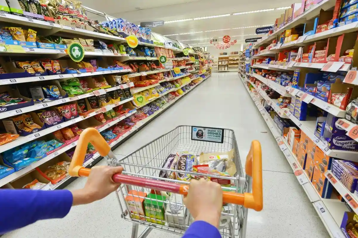 Только несколько супермаркетов Rewe и Edeka имеют специальное разрешение и поэтому могут открываться в праздничные дни. Фото: 1000 Words / Shutterstock.com