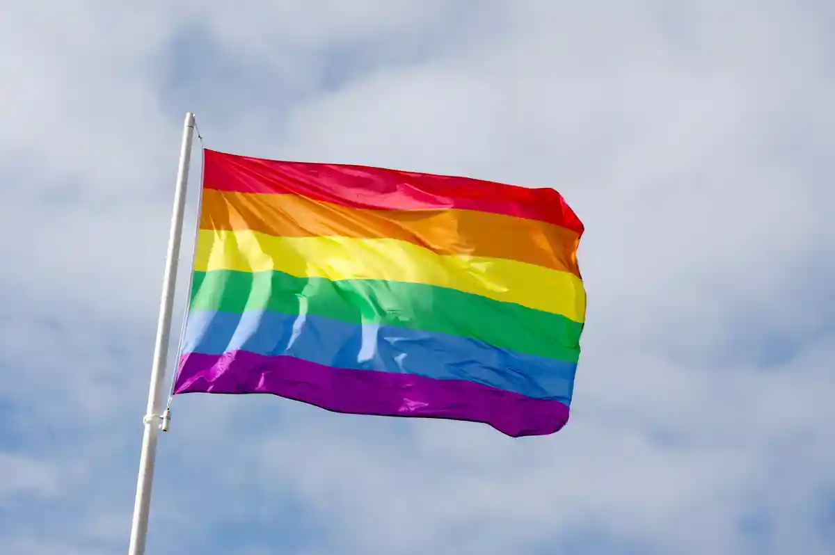 МВД разрешит радужный флаг перед федеральными зданиями