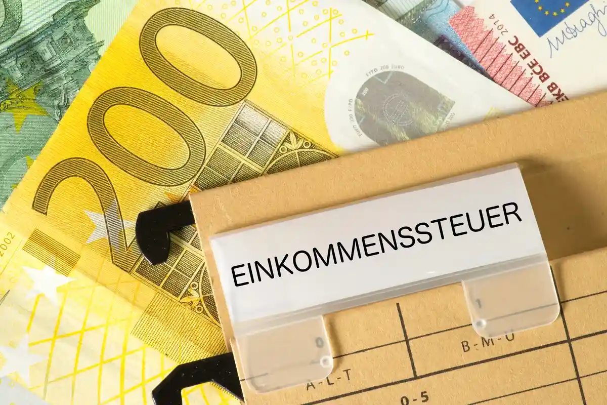 Подача налоговой декларации в Германии. Фото: Bartolomiej Pietrzyk / Shutterstock.com