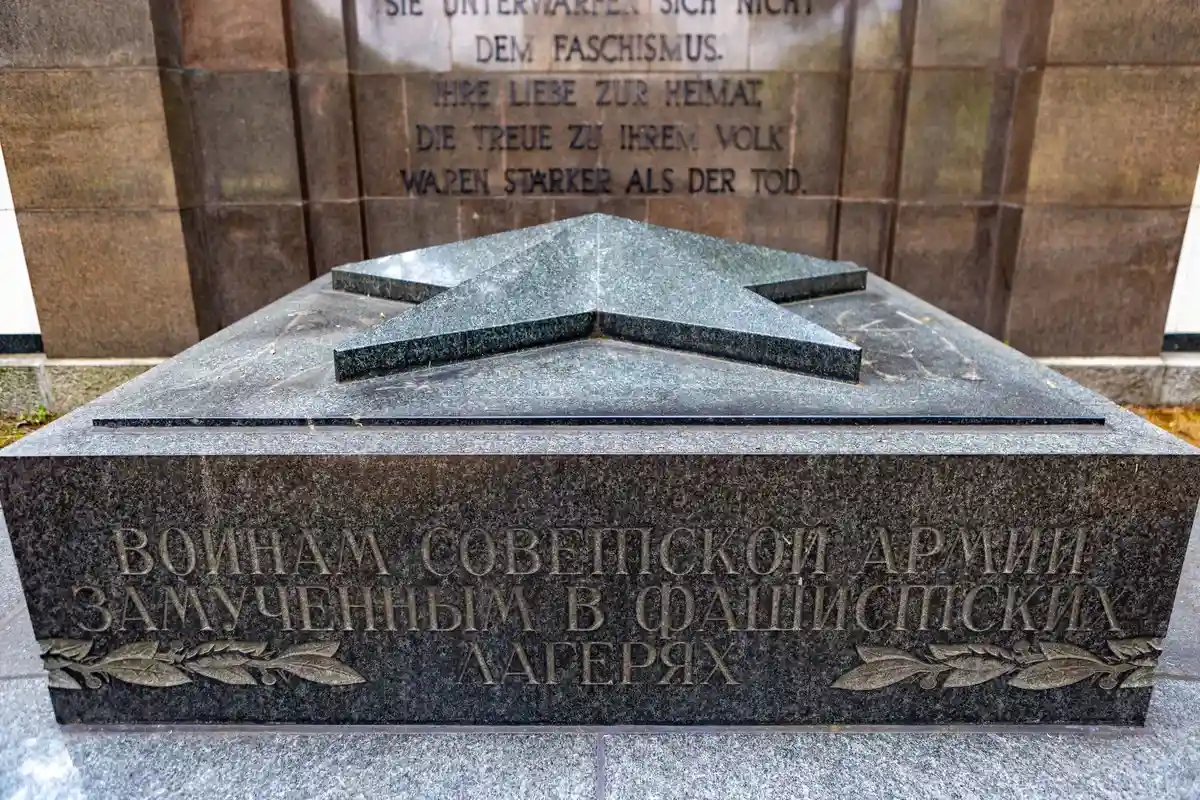 Неизвестные осквернили советский монумент. Фото: Kutsenko Volodymyr / shutterstock.com