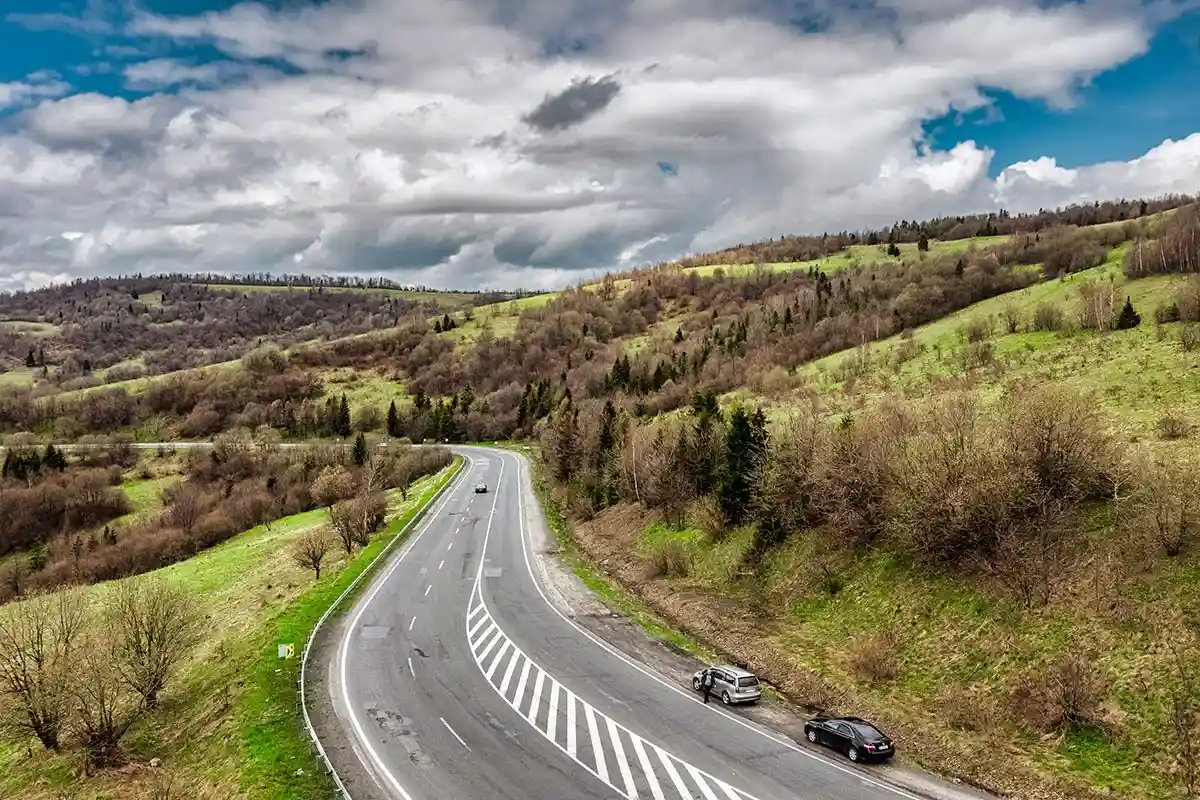 Извилистая дорога в горах патриархального Закарпатья. Фото: shutterstock.com