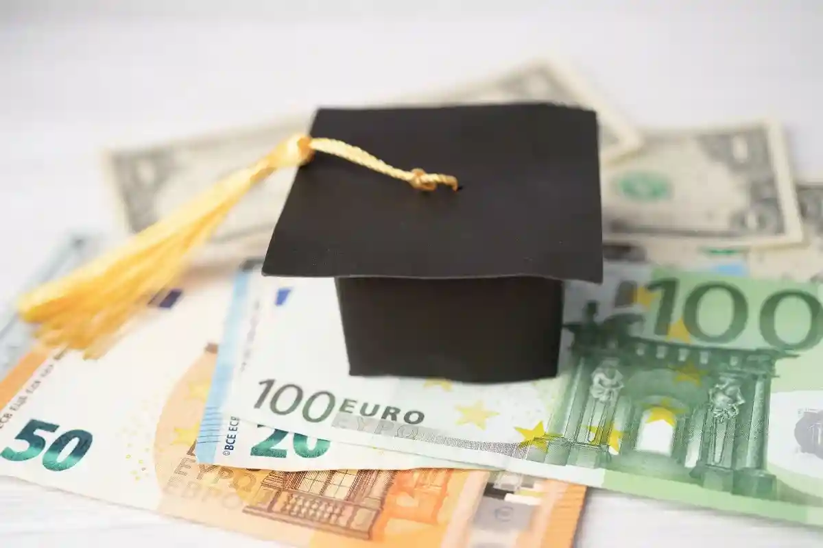 Согласно проекту министра образования, ставка Bafög для студентов должна быть увеличена с 427 до 449 евро в месяц на зимний семестр из-за увеличения стоимости жизни. Фото: sasirin pamai / Shutterstock.com