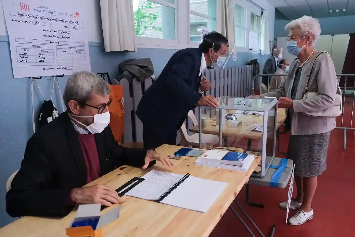 Голосование на избирательном участке. Фото: Alexandros Michailidis / shutterstock.com