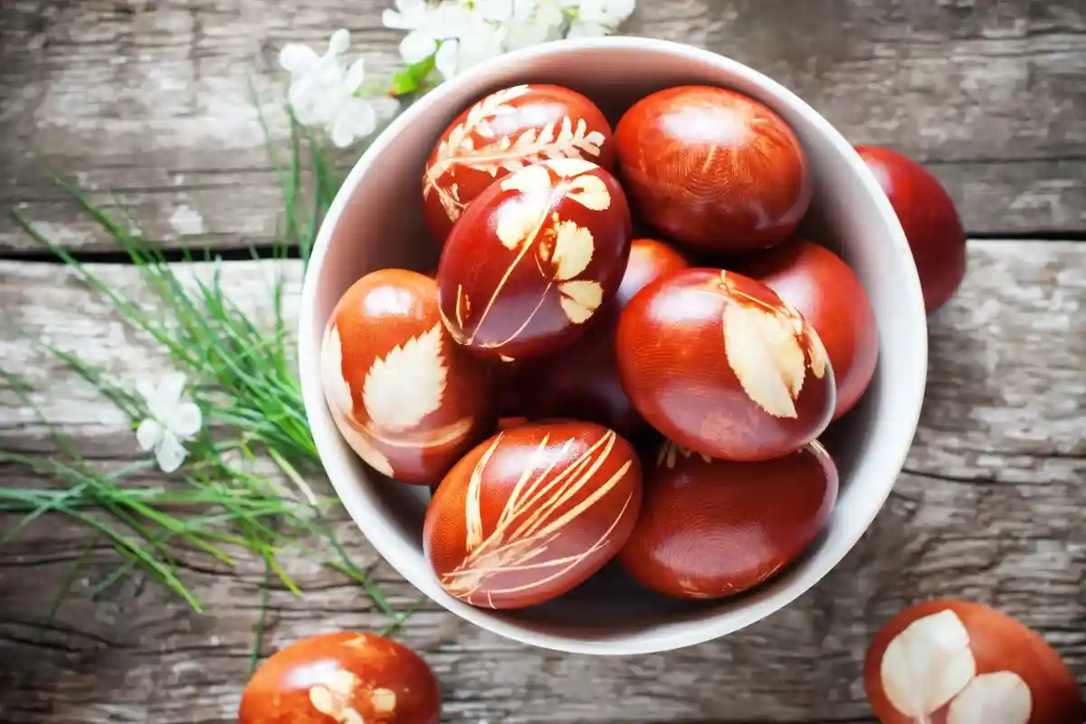 Как красить пасхальные яйца в луковой шелухе. Фото: Olga Pink / Shutterstock.com