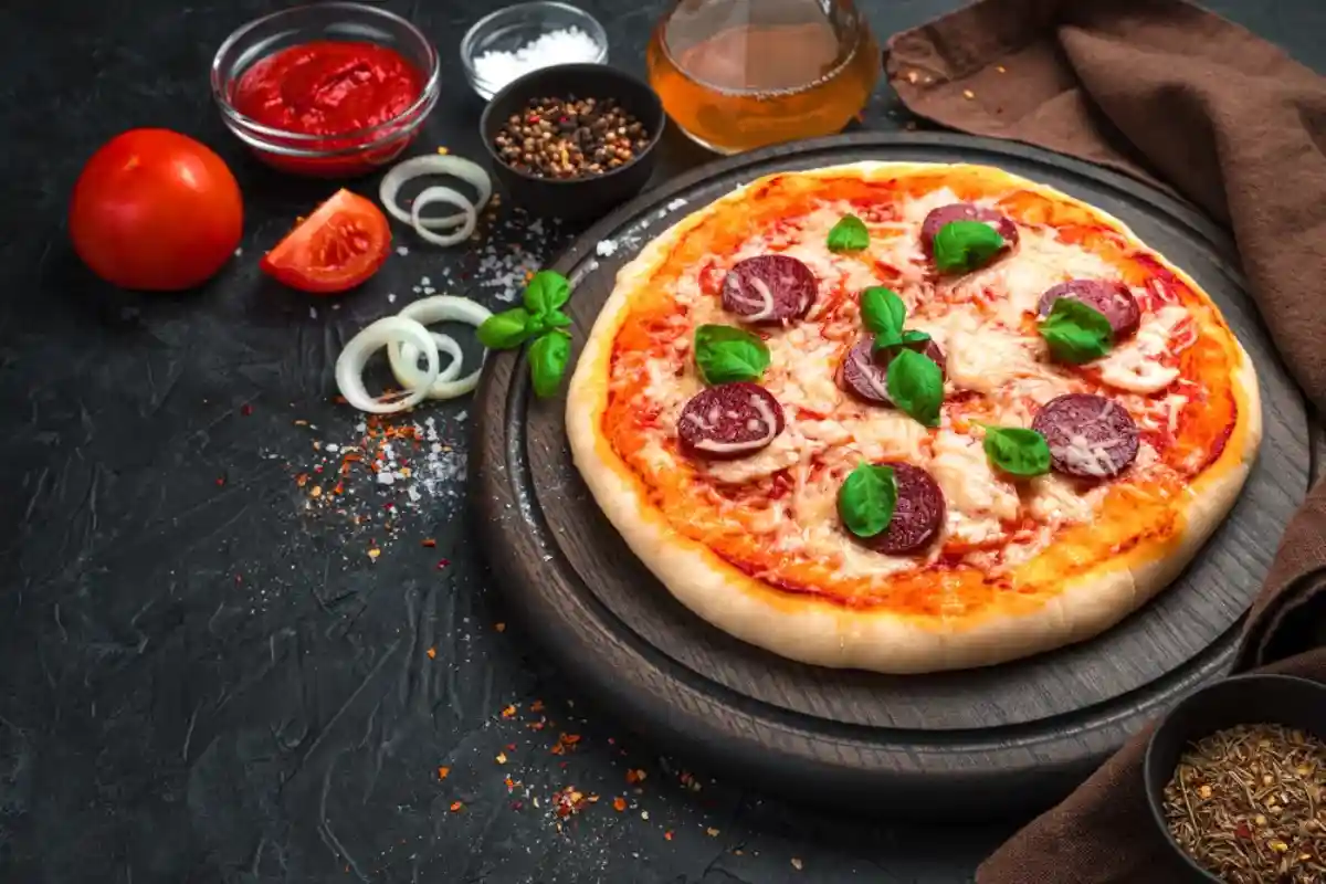 Итальянский ресторан Osteria Culaccino приглашает на пиццу и пасту. Фото: FotosDo / Shutterstock.com