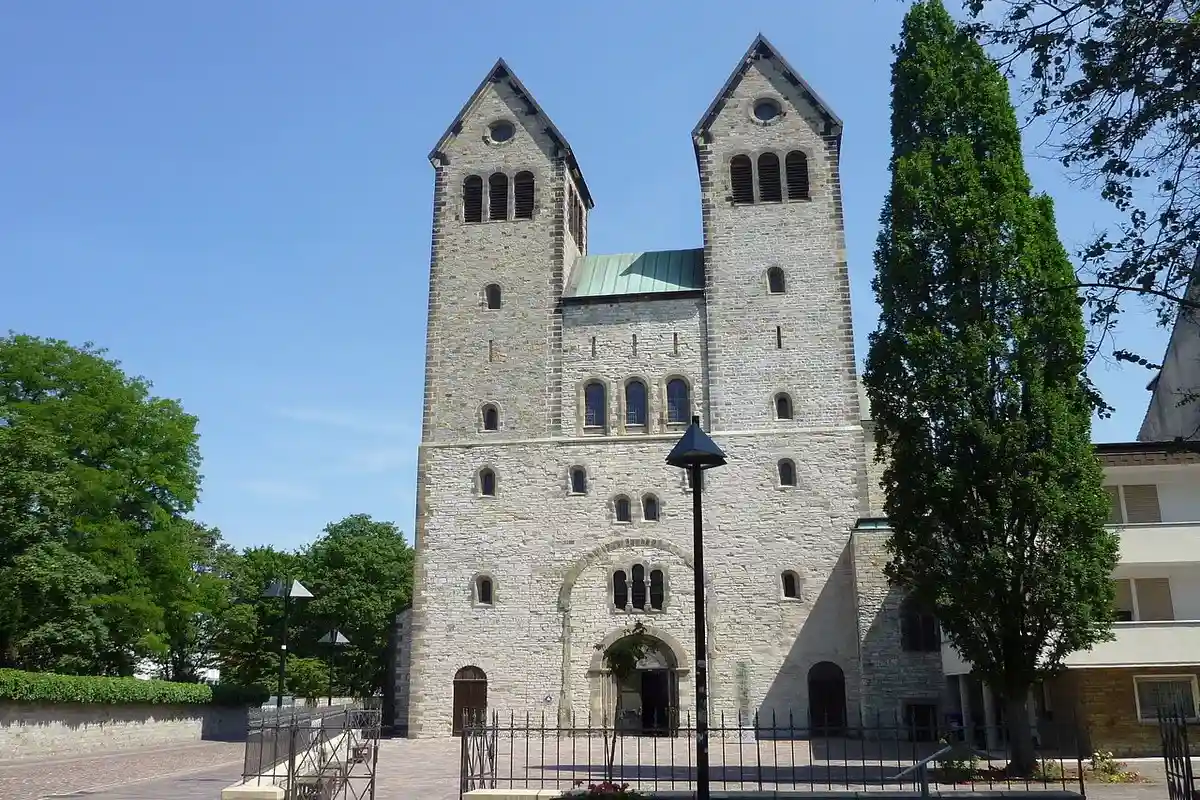 Главный вход в церковь Абдинхоф в городе Падерборн. Фото: Rosa-Maria Rinkl / wikimedia.org