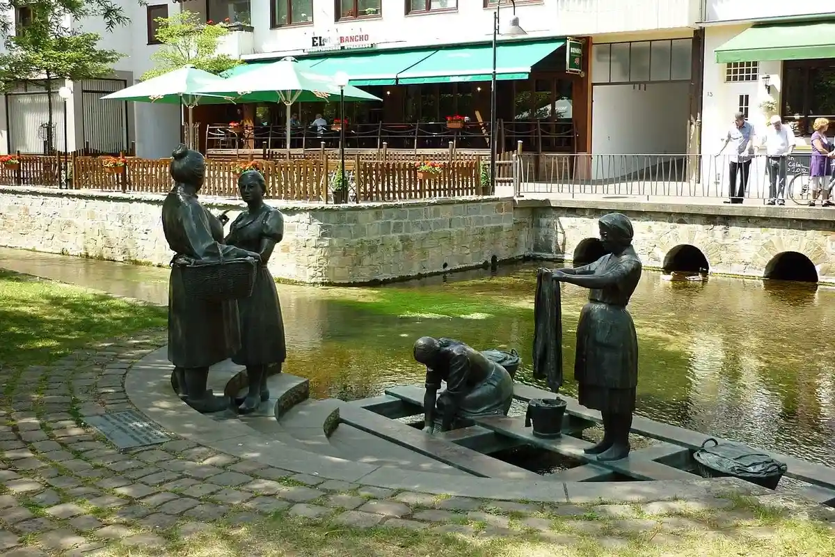 Скульптуры прачек на берегу реки в городе Падерборн. Фото: Ub12vow / wikimedia.org