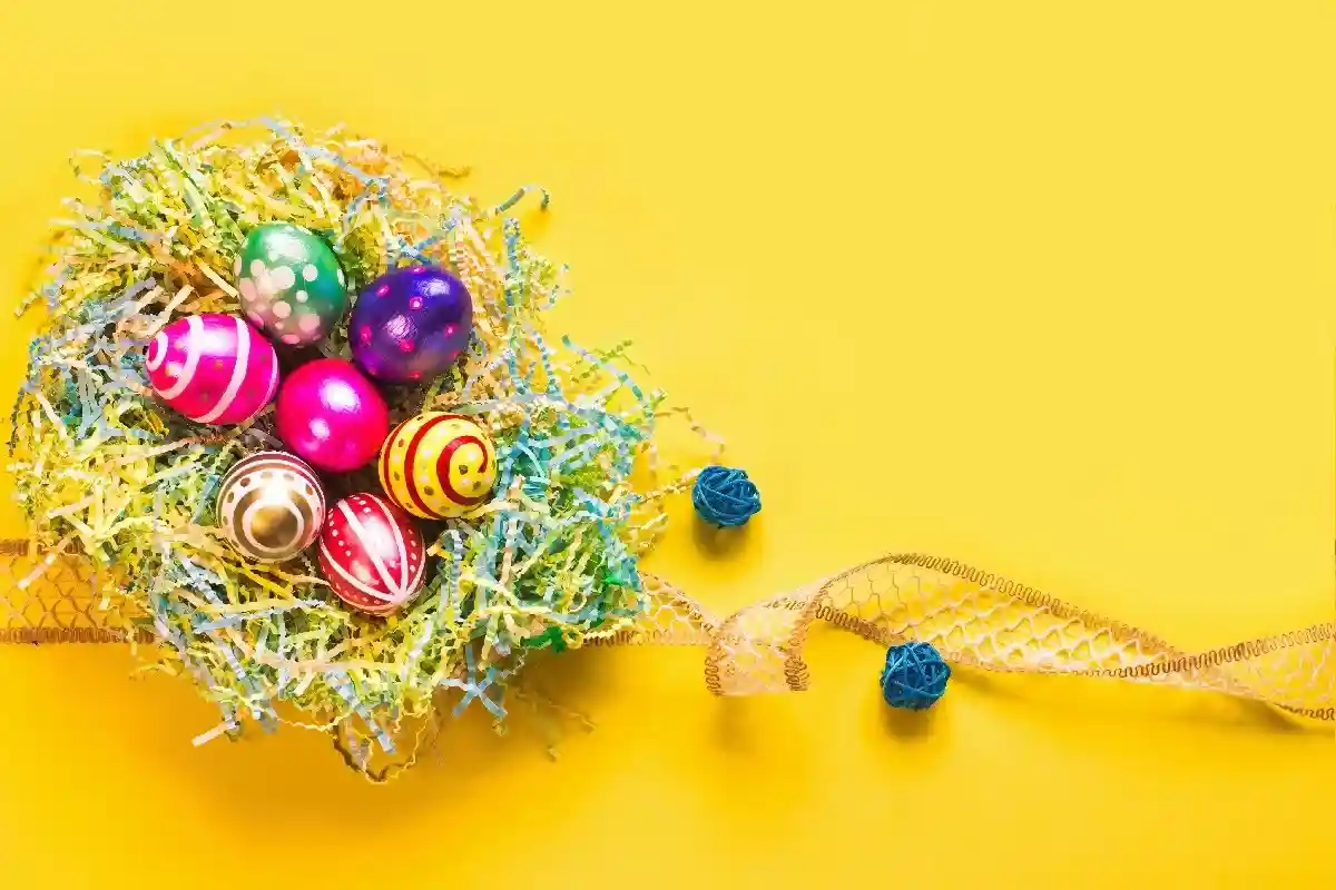 В Германии яйца стали освящать примерно с IV века, и уже тогда их красили в разные цвета (в основном — в красный). Фото: vizidizi / Shutterstock.com