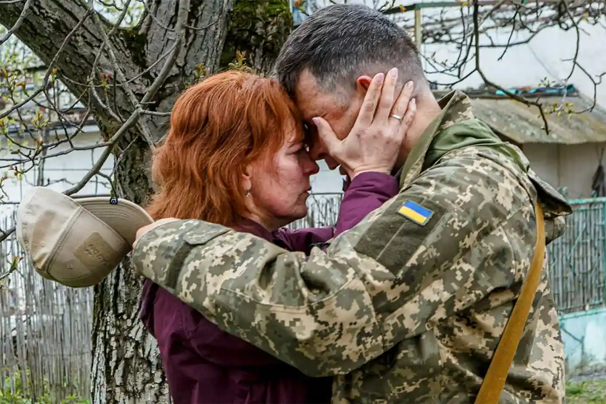 Народ в Украине разделился на женщин, которые спасаются за границей, и мужчин, воюющих дома с врагом. Фото: Serhii Hudak.