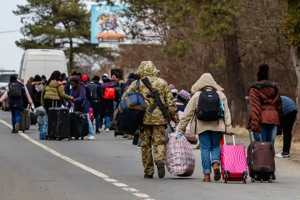4 млн жителей покинули Украину с начала конфликта. Фото: Yanosh Nemesh / Shutterstock.com 