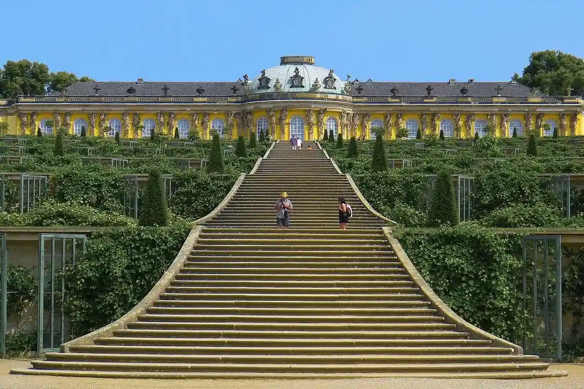 Лестница ведущая ко дворцу Сан-Суси в городе Потсдам. Фото: Mbzt / wikimedia.org