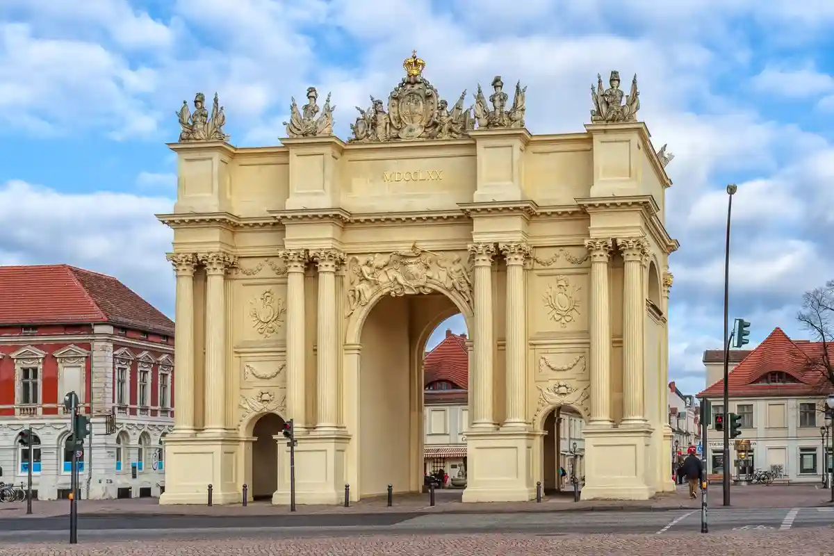 Бранденбургские ворота в городе Потсдам. Фото: Avda / holidaygid.ru