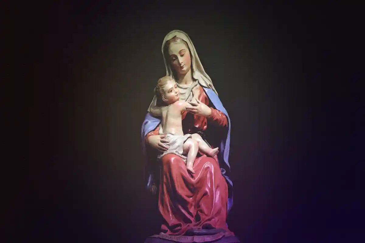 Скульптура Девы Марии и Иисуса Христа. Фото: UskaleGo / Pexels.com