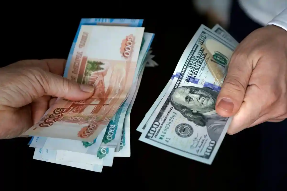 7 апреля курс опустился ниже 75 рублей за доллар. Фото: diy13 / shutterstock.com