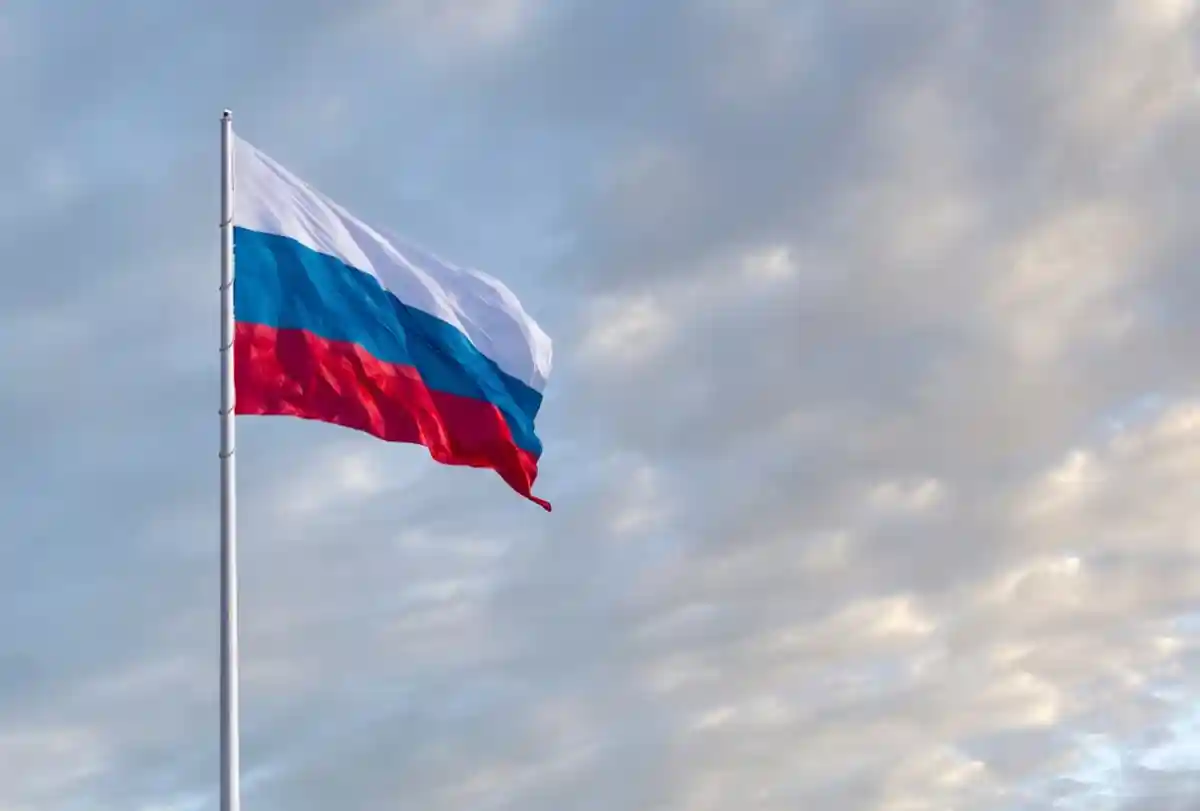 Занятия в воронежских школах начинают с поднятия флага России. Фото: Aleksei Ignatov / shutterstock.com