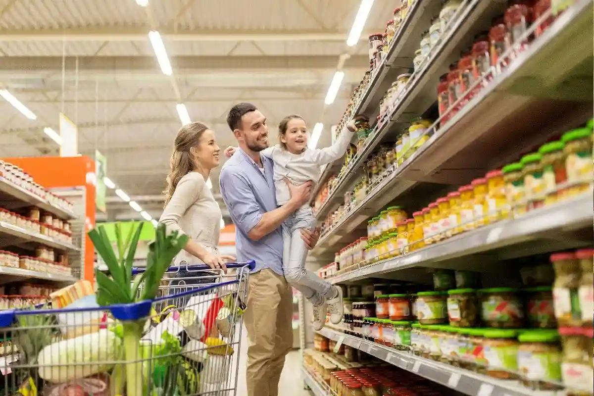 В немецких супермаркетах и дискаунтерах значительно выросли продажи продуктов питания и предметов гигиены. Фото: Syda Productions / Shutterstock.com