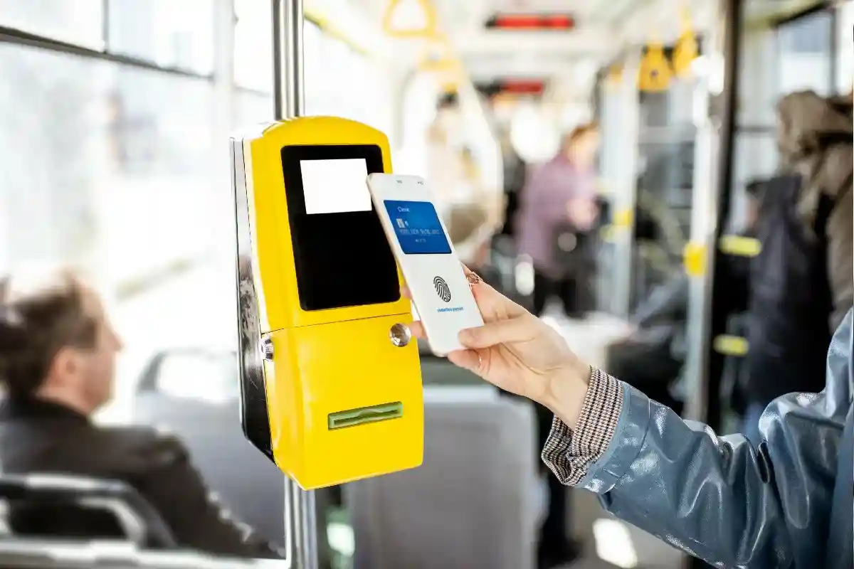 Билет за 9 евро на общественный транспорт: почему пассажиры критикуют это решение?