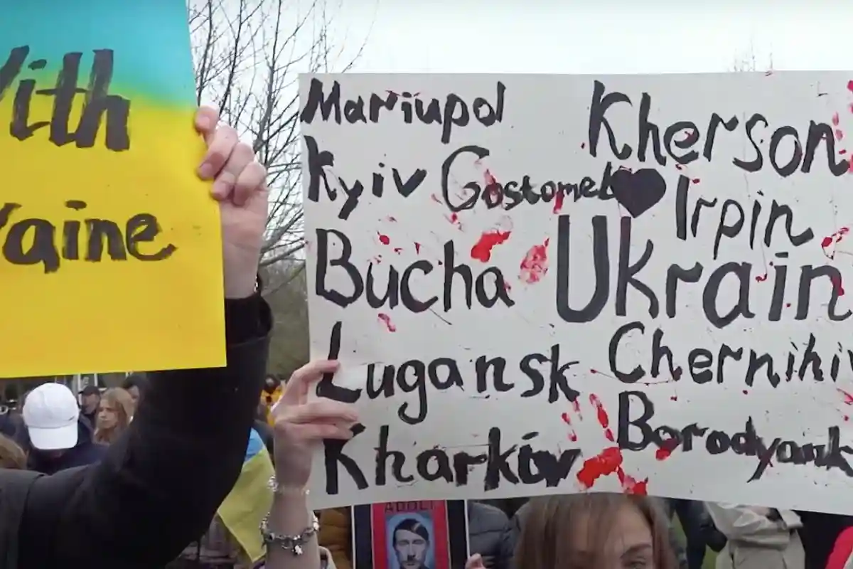 Акция протеста в поддержку Украины около Рейхстага. Фото: youtube / strateranews. 
