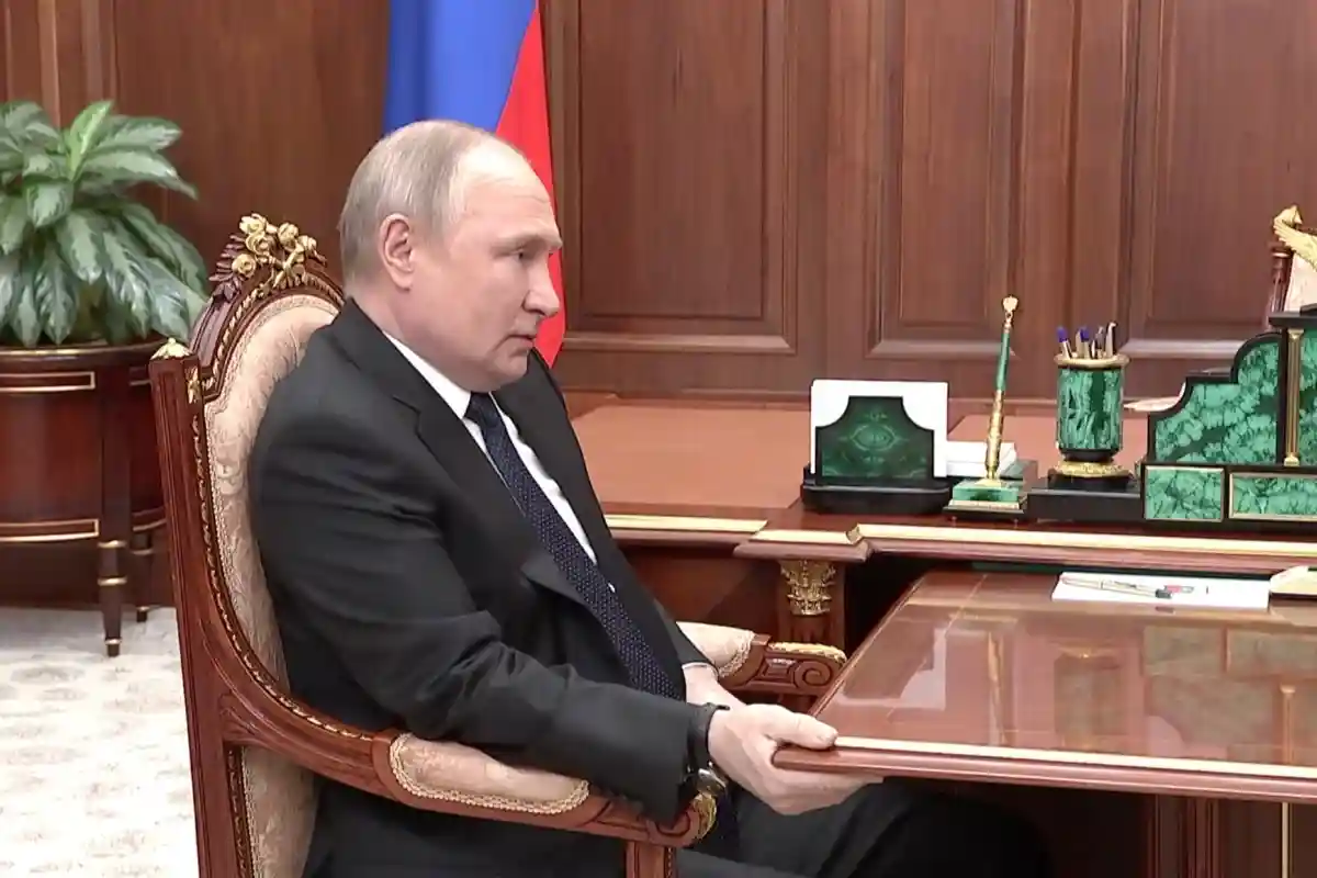 Путин держался за стол