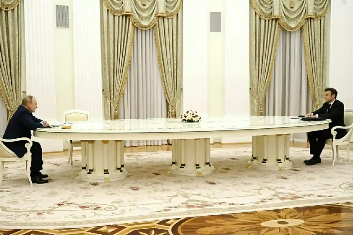 Путин держался за стол с Шойгу, а с Макроном разговаривал на расстоянии нескольких метров. Фото: Kremlin Pool / Globallookpress.com