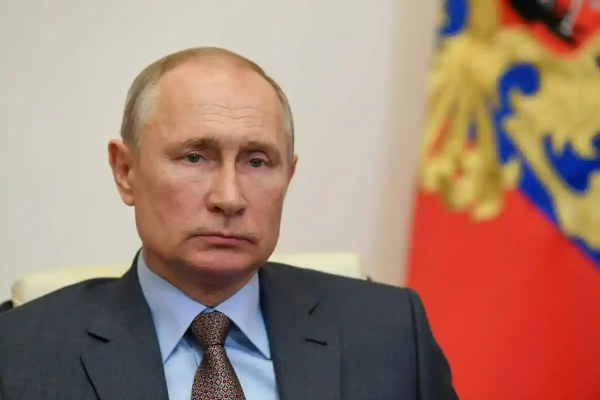 Путин на похоронах: одиночество и бронежилет
