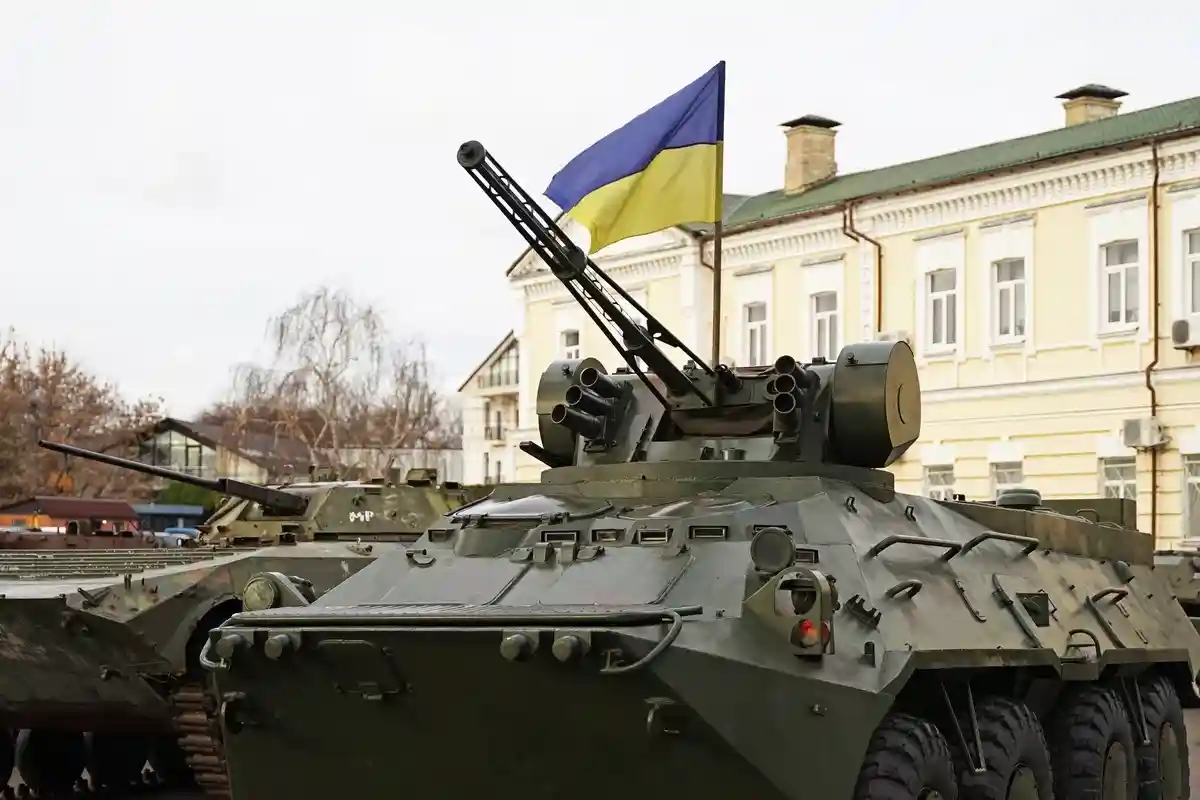 Украина нуждается в поставках тяжелого оружия. Фото: Milan Sommer / Shutterstock.com