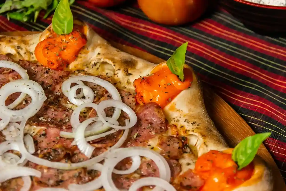 Ресторан Malafemmena: итальянская пицца с мясом и луком. Фото: Horizon Content / Pexels.com