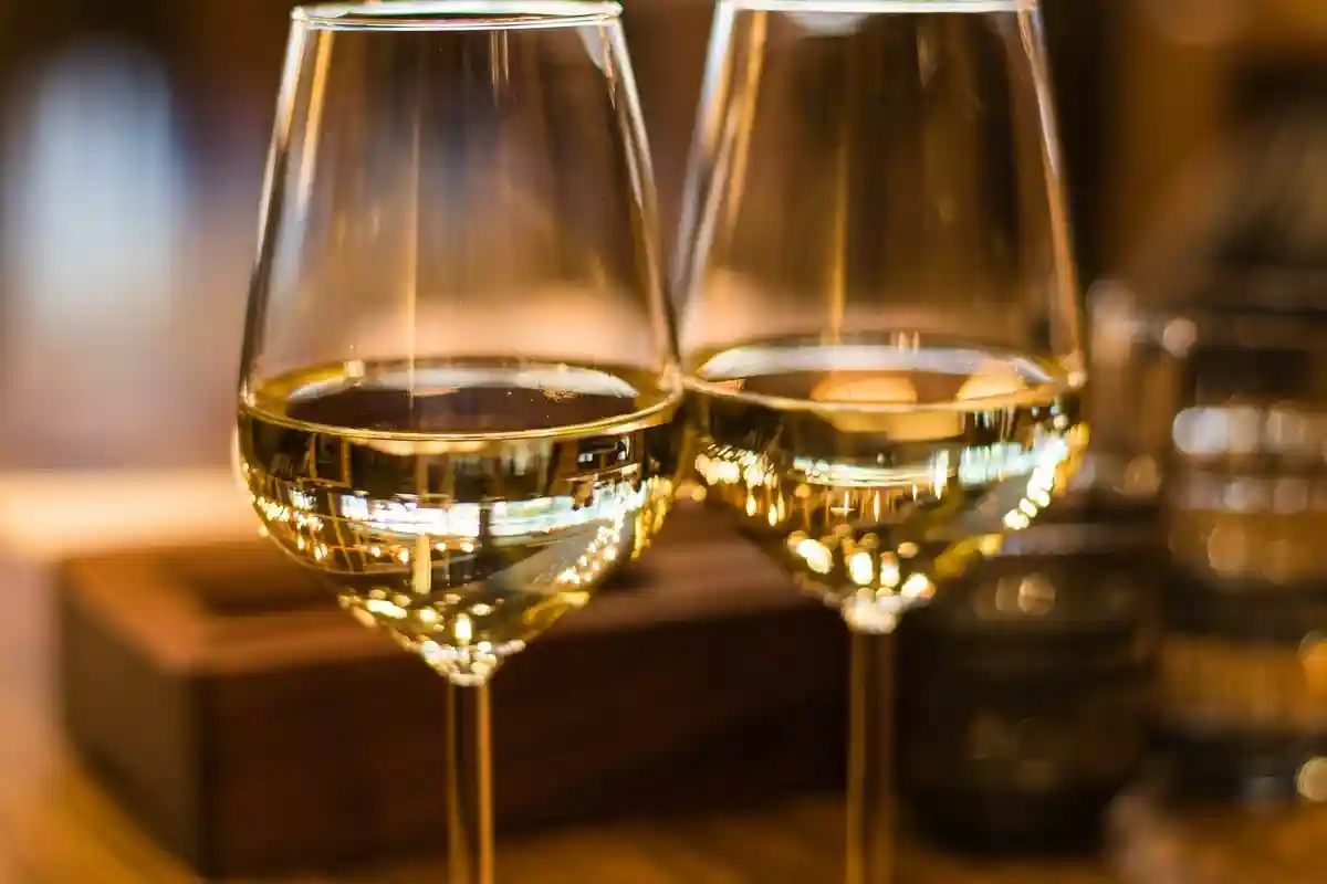 Ristorante Piccolo Mondo: два бокала белого вина. Фото: Valeria Boltneva / Pexels.com
