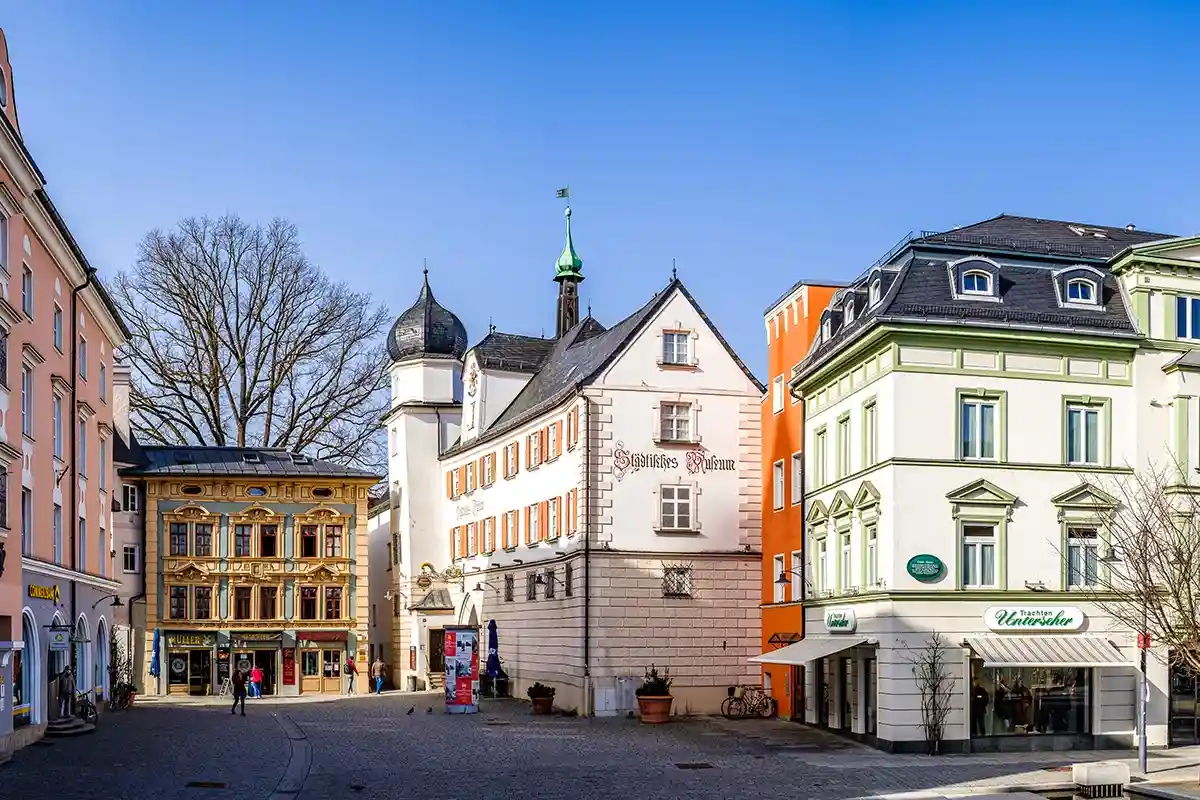 Как бы в целом не складывалась судьба этого баварского городка, в ХХΙ веке его можно смело назвать владельцем чудесного исторического центра с яркими достопримечательностями. Фото FooTToo