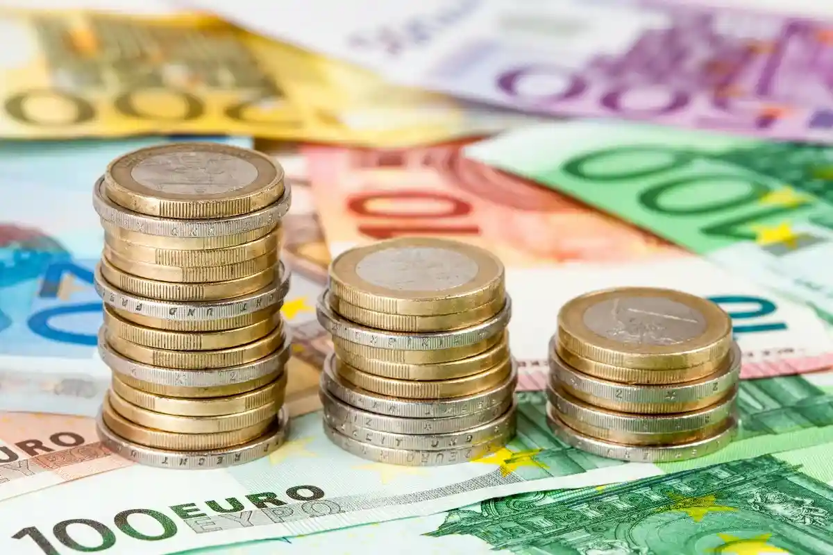 Глава DGB Райнер Хоффманн считает, что повышение зарплаты позволит компенсировать последствия инфляции в Германии. Фото: mapman / Shutterstock.com