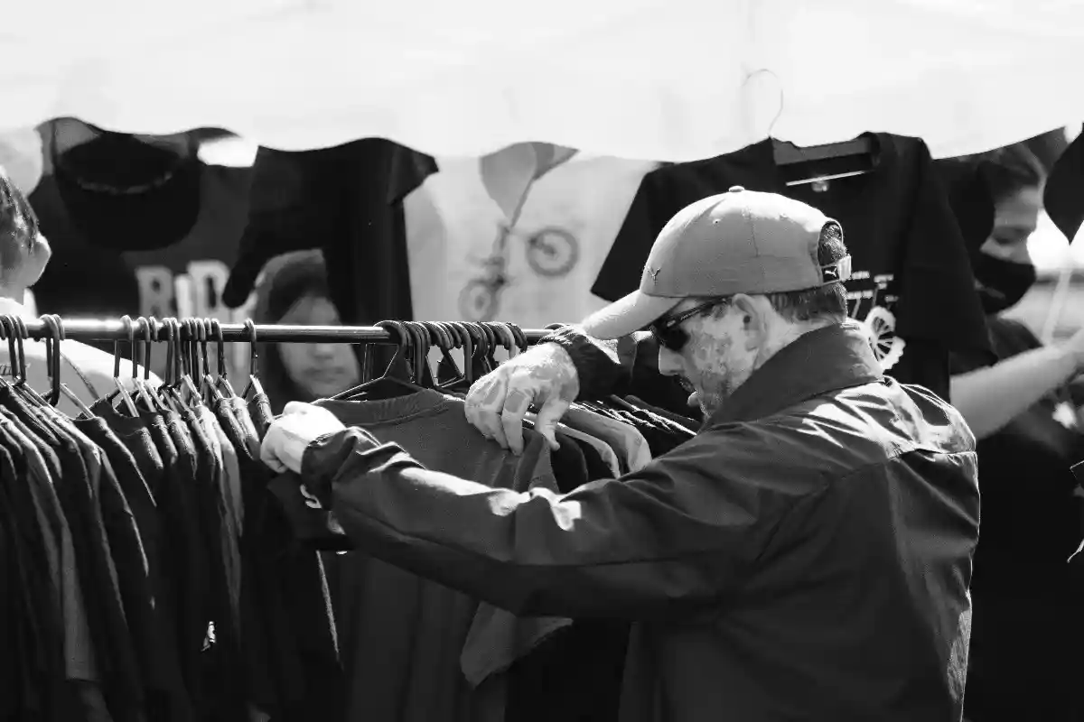 Мужчина покупает одежду. Фото: Jules Ame / Pixels.com