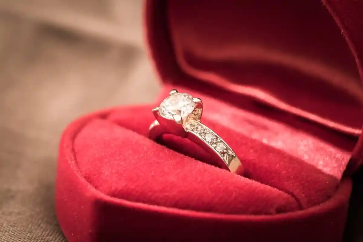 Швейцарец получил огромный штраф за кольцо, купленное в Китае. Фото: Portrait Image Asia / Shutterstock.com