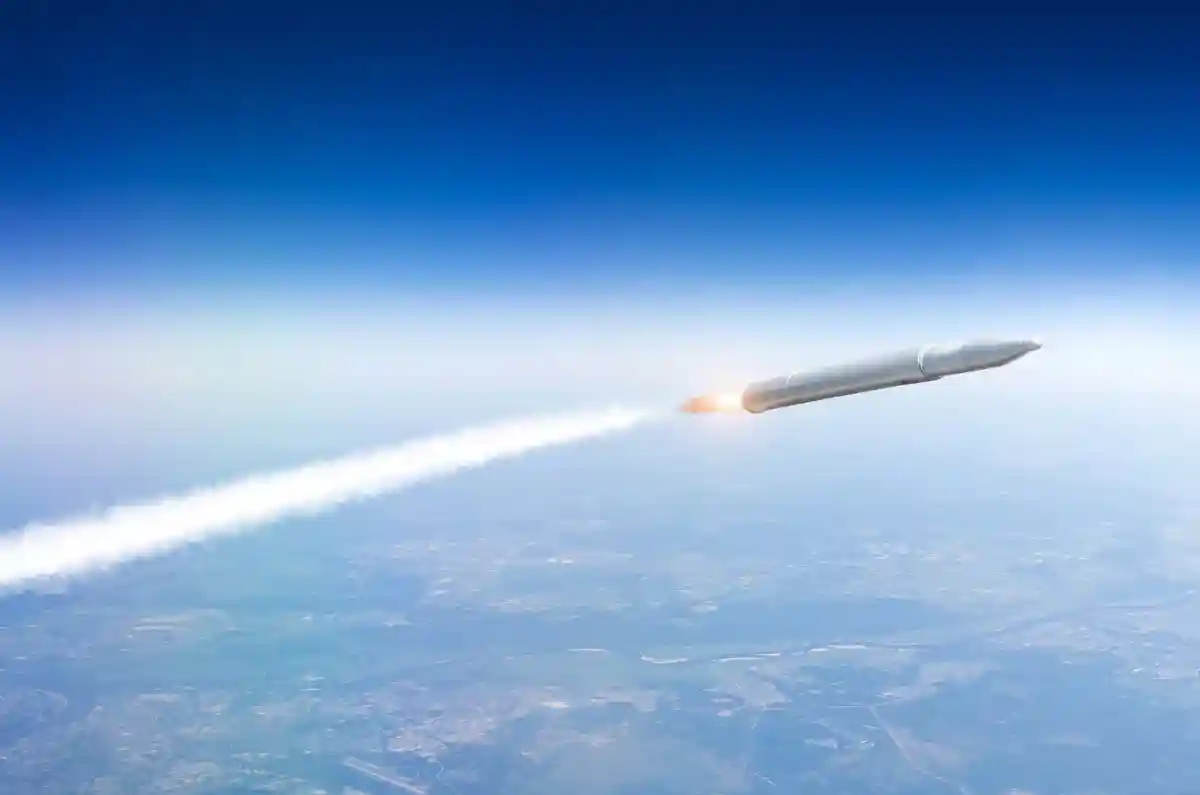 Гиперзвуковая ракета США может пролететь 500 км за 5 минут на высоте до 20 км. Фото: aappp / shutterstock.com
