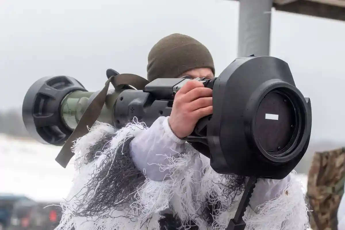 Украинские военные успешно используют Javelin для борьбы с российской бронетехникой. Фото: Serhii Ivashchuk / shutterstock.com