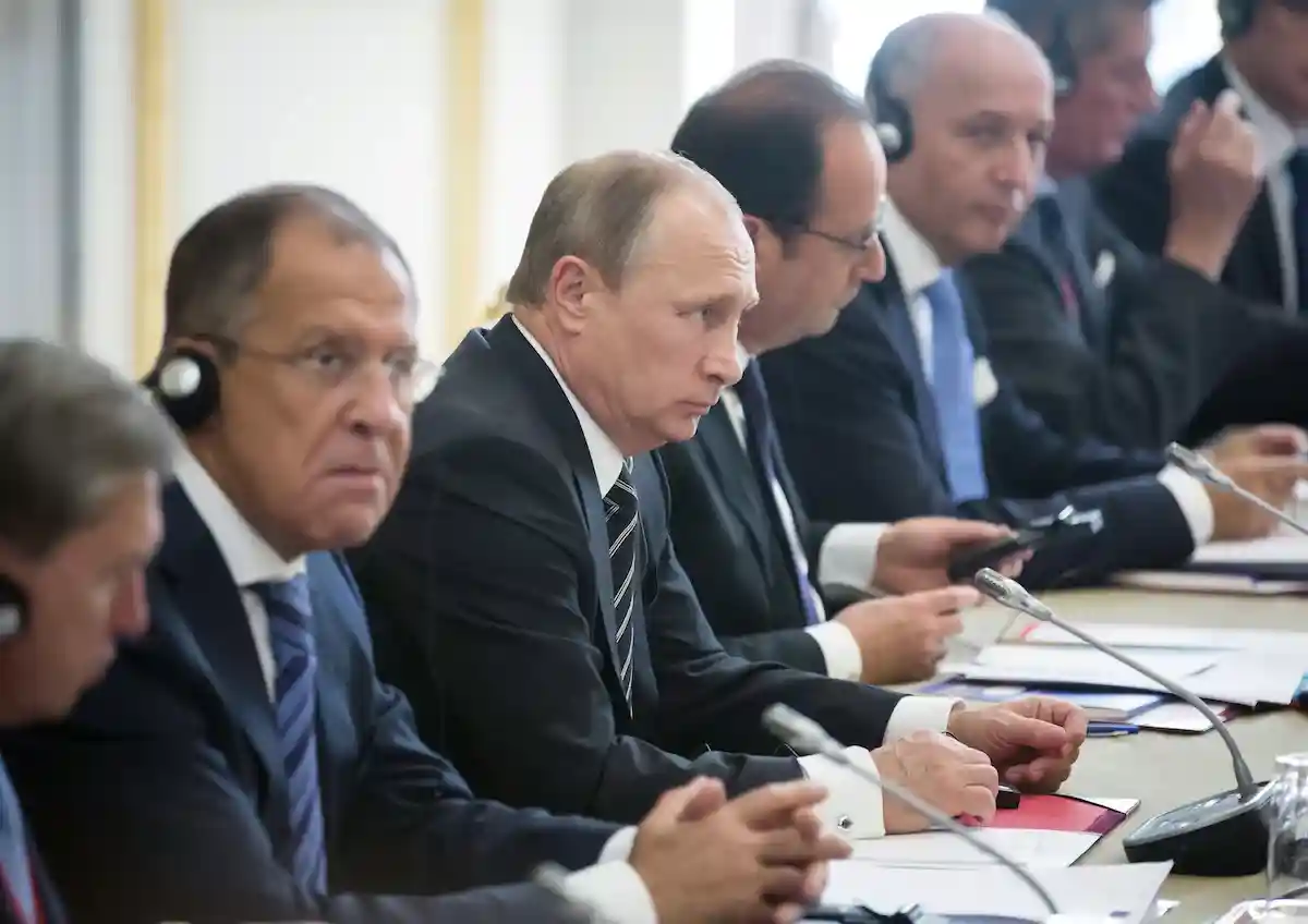 Путин то отрицает близкое знакомство с Медведчуком, то называет его своим кумом. Фото: Drop of Light / shutterstock.com