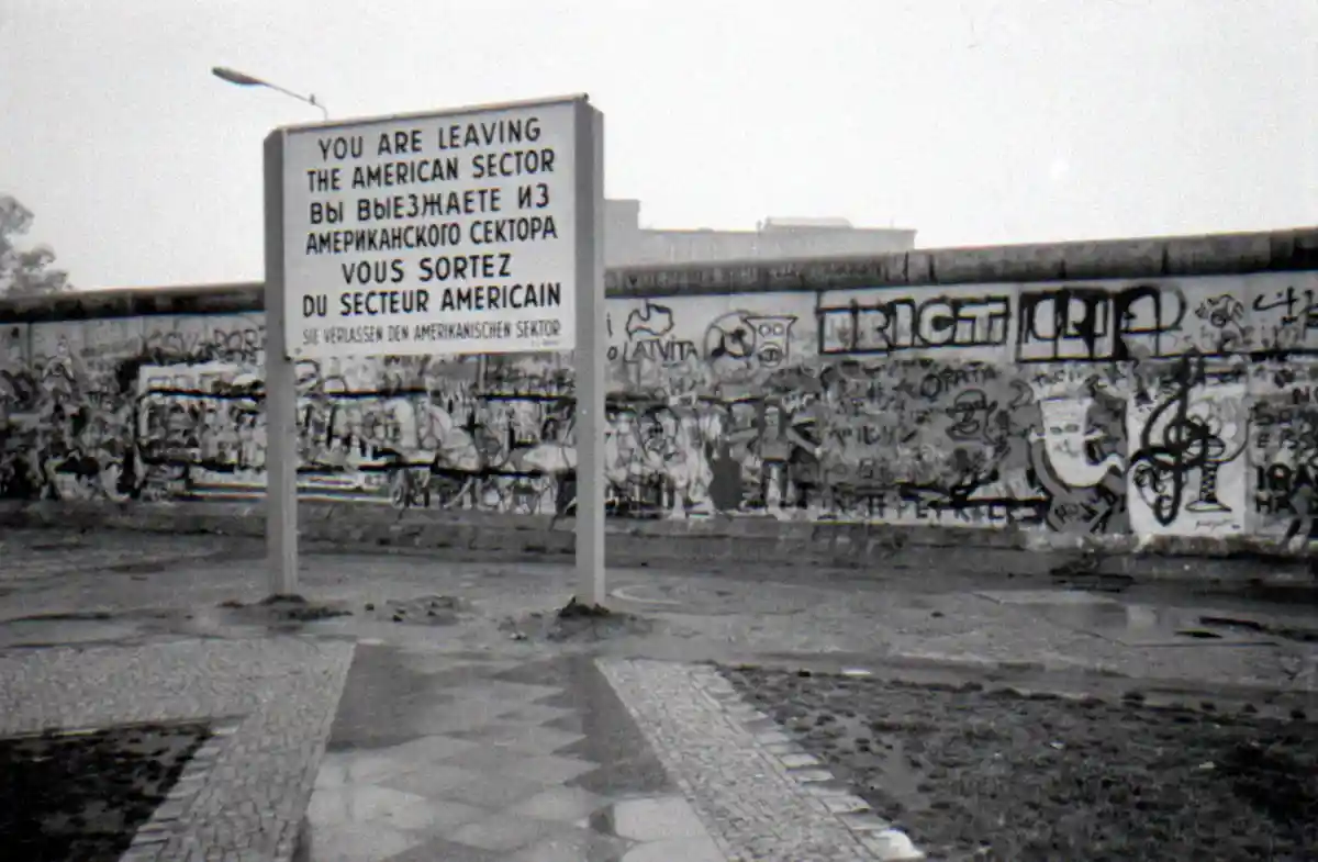 Берлинская стена в 1988-м. Фото: 360b / Shutterstock.com