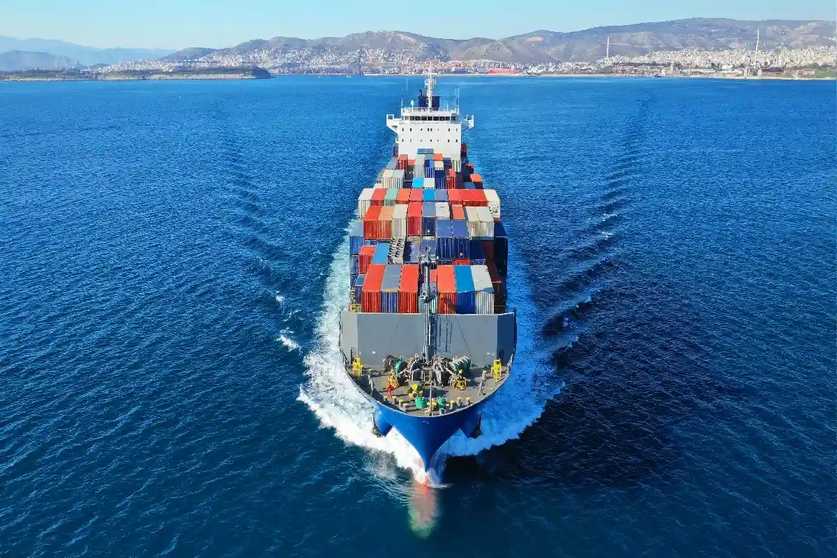 Причина повышения цен в Германии — пробки грузовых судов из-за продолжающейся изоляции в Шанхае. Они нарушают глобальные цепочки поставок. Фото: Aerial-motion / Shutterstock.com