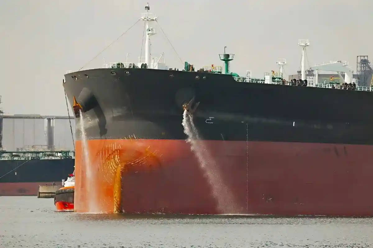 Впервые за 6 лет супертанкер с американской нефтью прибыл в Европу фото 1
