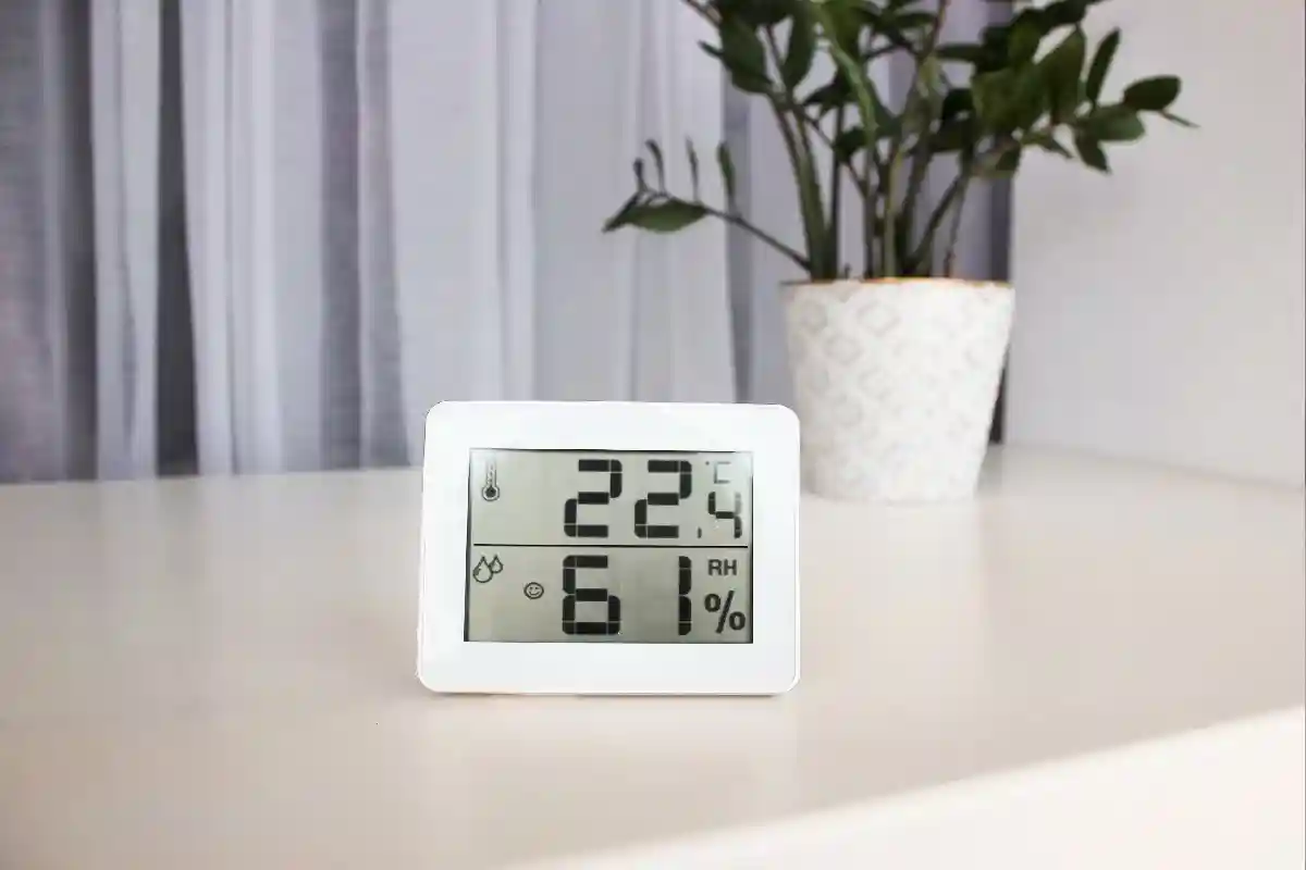 По словам Хабека, если вы снизите температуру в помещении на один градус, экономия энергии составит около 6%. Фото: marymash / Shutterstock.com