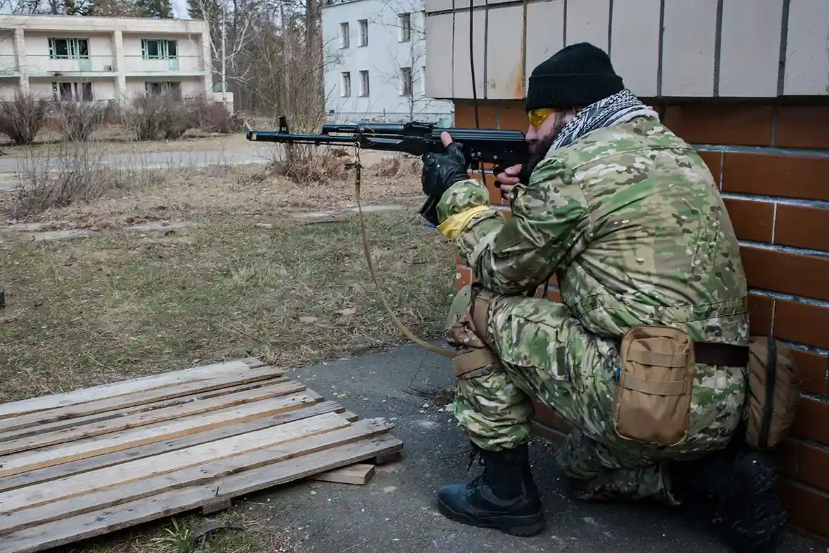 Солдат теробороны сражается за столицу Украины. Март 2022 года.Украина. Фото: shutterstock.com