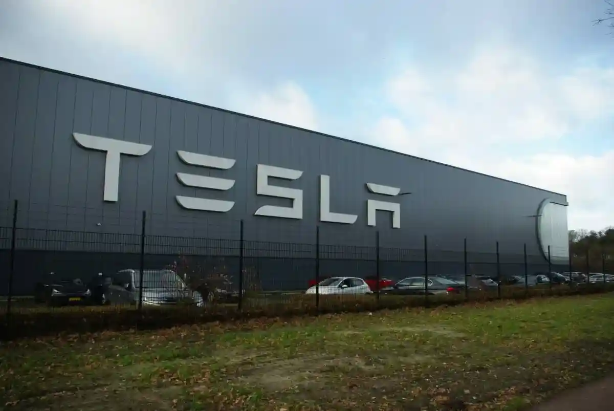 Tesla возобновляет работу: как было раньше? Фото: M.J.J. de Vaan / shutterstock.com