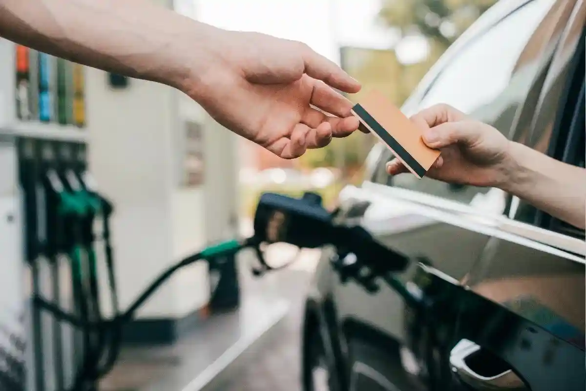 Налог на бензин будет снижен на 30 центов, а на дизельное топливо — на 14 центов за литр. Это приведет к резкому падению цен на АЗС. Фото: LightField Studios / Shutterstock.com